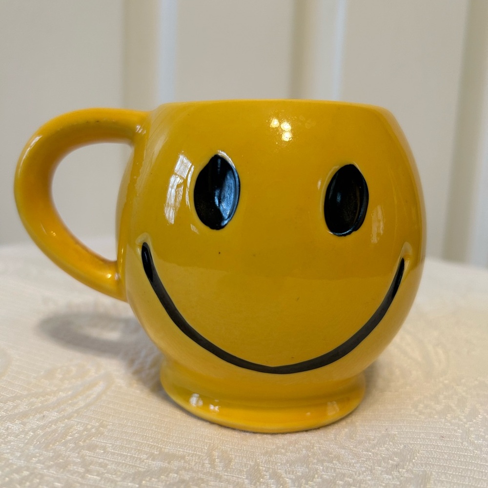 Vintage smiley face mug McCoy